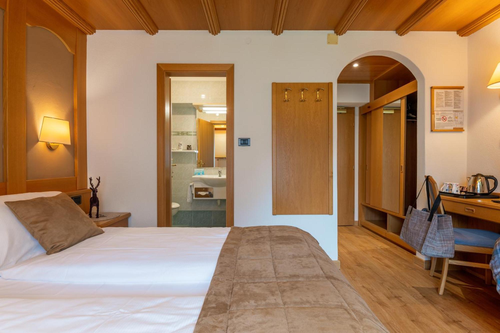 Hotel Meida ปอซซาดิฟัซซา ภายนอก รูปภาพ